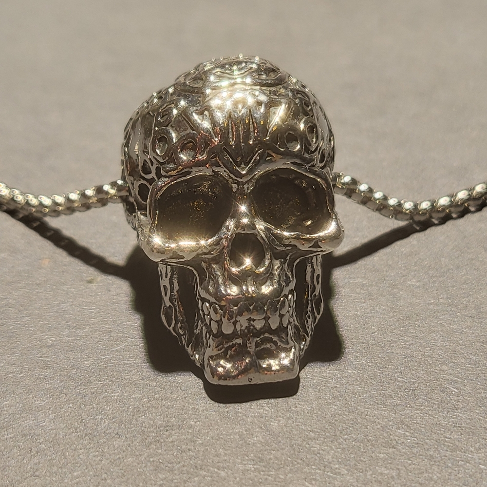 Dia de muerte skull and necklace...24001